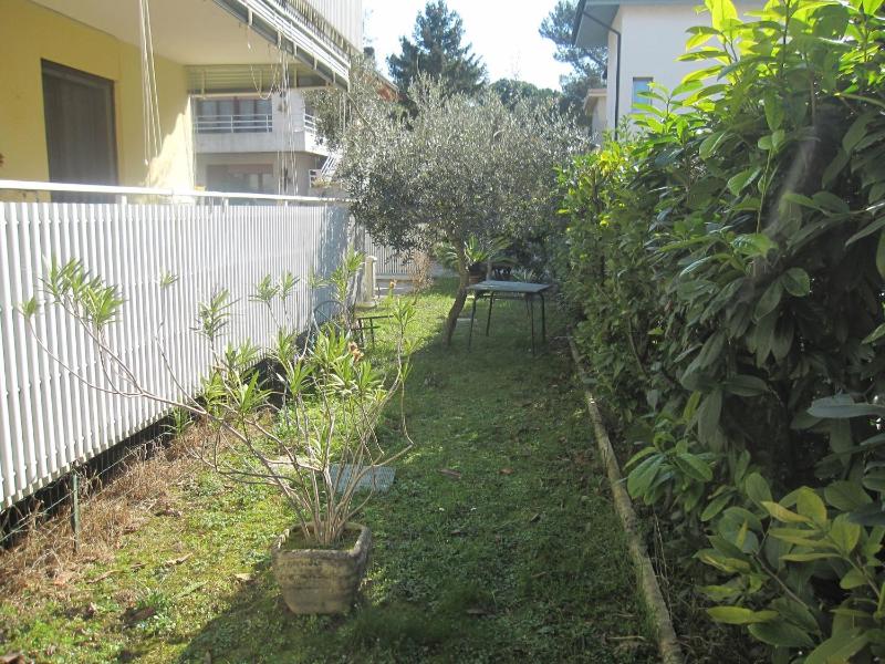 Cozy flat with garden near beach - image 18