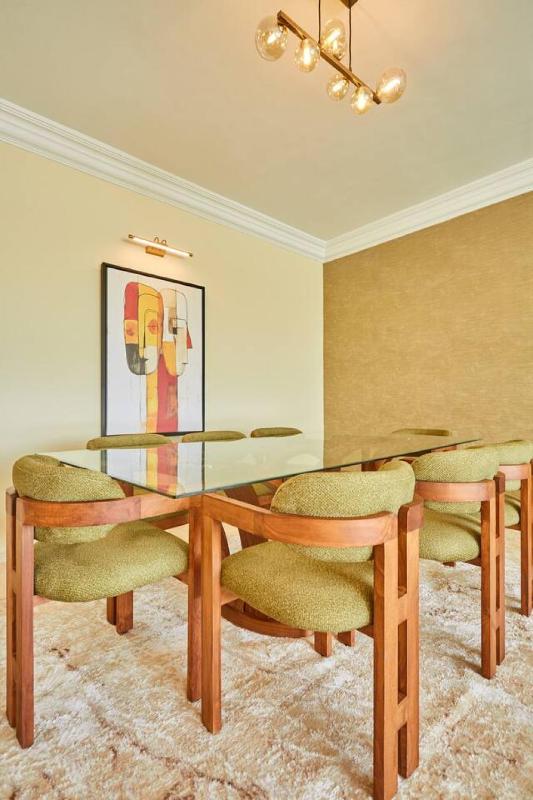 High-End Large 4BR With Free Parking - image 4