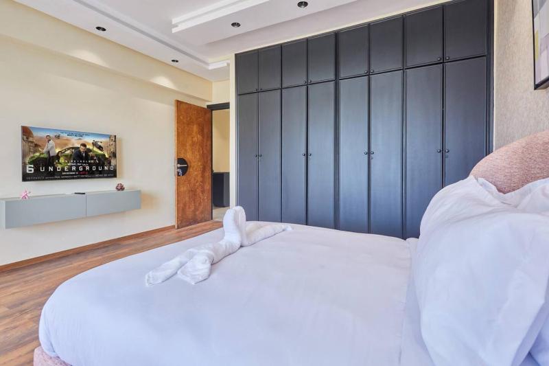 High-End Large 4BR With Free Parking - image 9