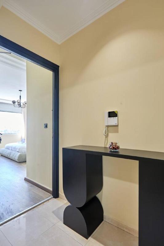 High-End Large 4BR With Free Parking - image 8