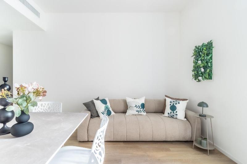 Modern and Elegant Apt - image 15