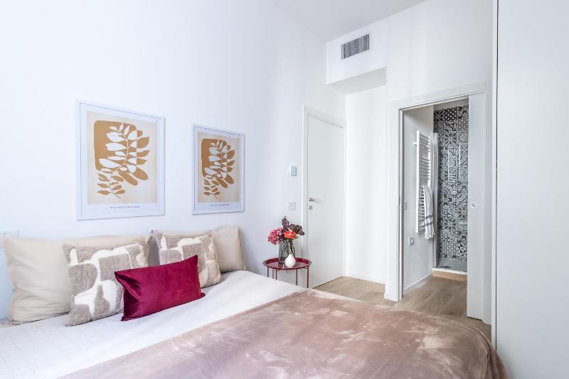 Modern and Elegant Apt - image 1