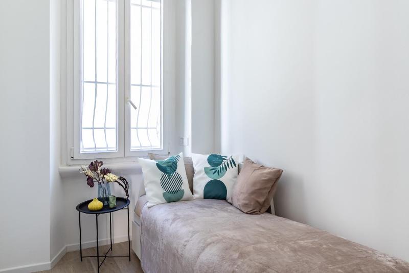 Modern and Elegant Apt - image 9