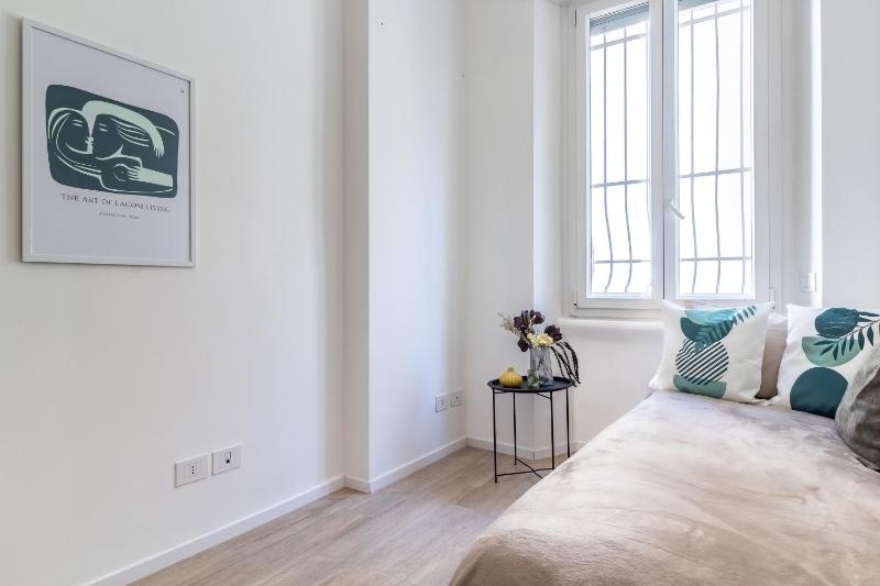 Modern and Elegant Apt - image 16