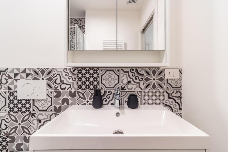 Modern and Elegant Apt - image 14