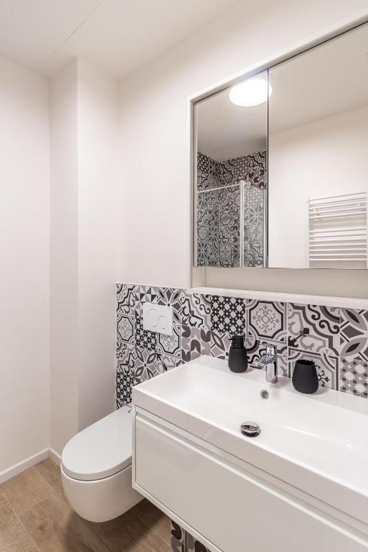 Modern and Elegant Apt - image 10