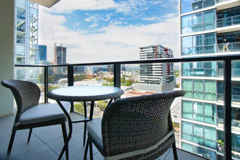 Deluxe 2BR Retreat - Pool and Wellness Facilities - image 5