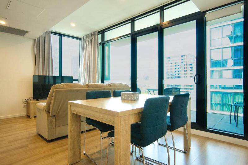 Deluxe 2BR Retreat - Pool and Wellness Facilities - image 14