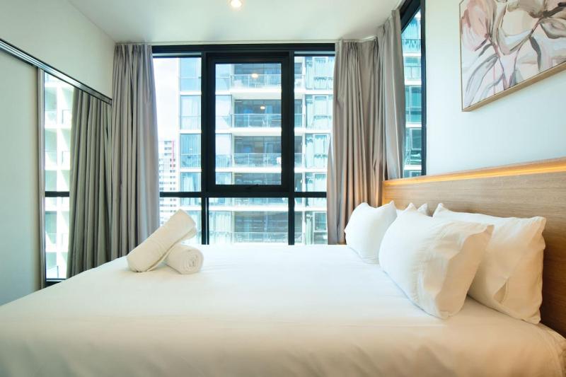 Deluxe 2BR Retreat - Pool and Wellness Facilities - image 10