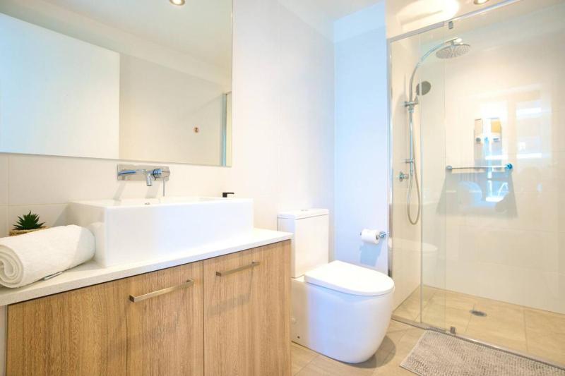 Deluxe 2BR Retreat - Pool and Wellness Facilities - image 12