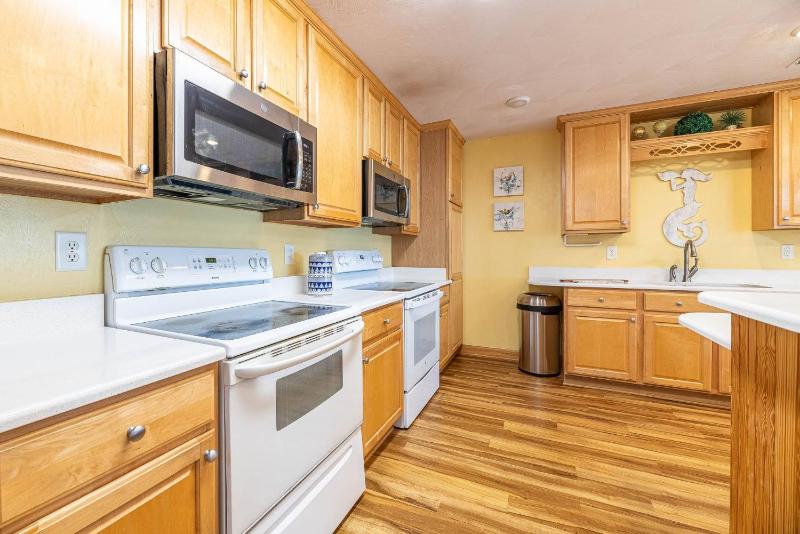 A Big Catch - KDH MP 8.5 Oceanfront Elevator Pool Hot Tub Spacious 10 Bedrooms Pets OK - image 7