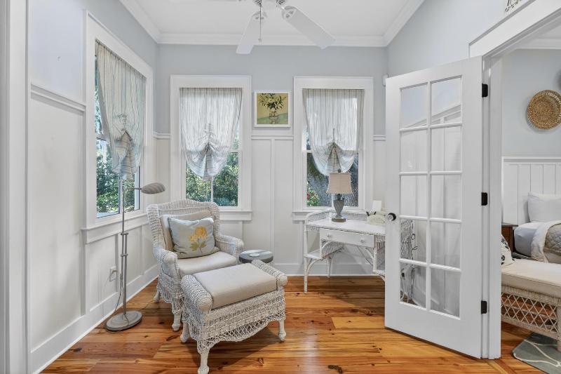 Village Oaks Cottage - image 3