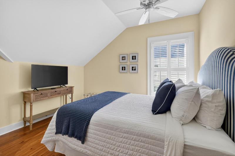 Village Oaks Cottage - image 17