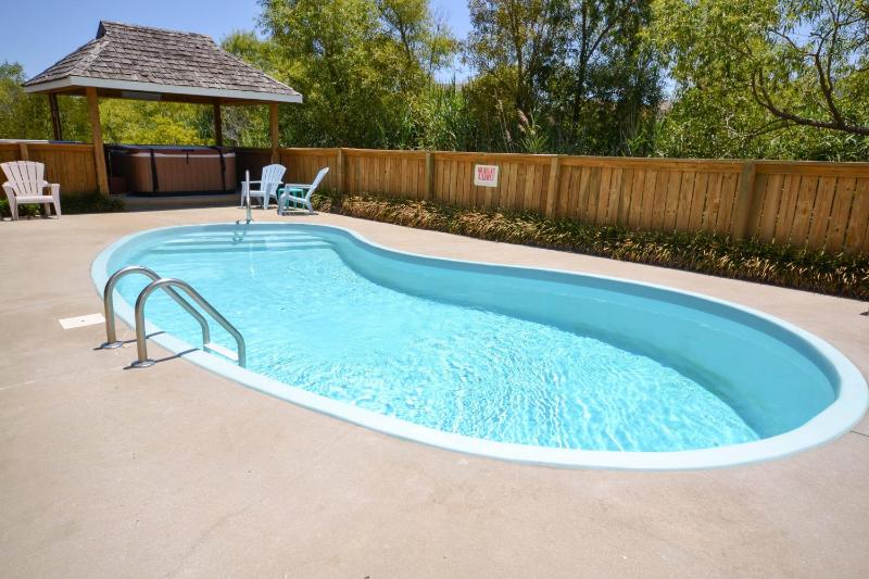 Windhaven - Corolla Whalehead Beach 400 Yds Pool Hot Tub Tiki Bar Pets OK Flex Stays - image 4