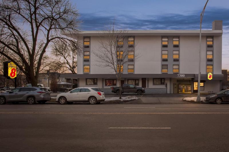 Super 8 by Wyndham Chicago IL - image 9