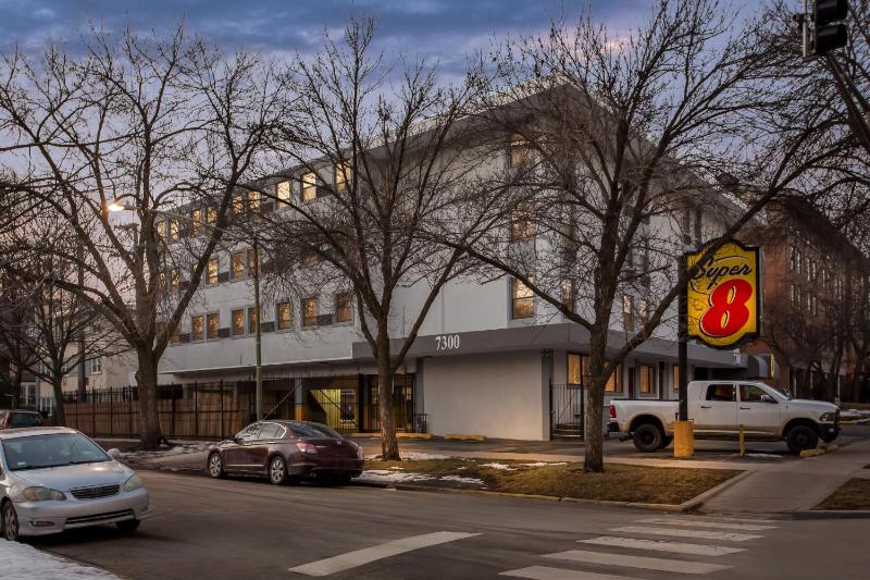 Super 8 by Wyndham Chicago IL - image 10