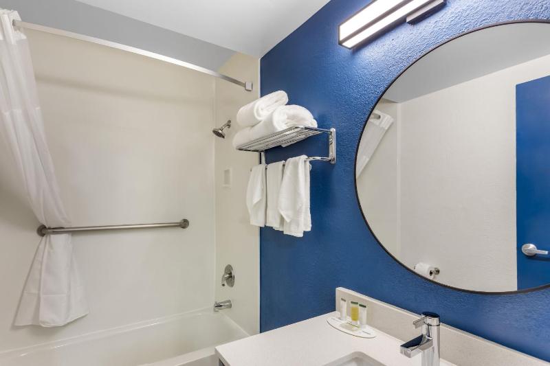 Super 8 by Wyndham Chicago IL - image 3