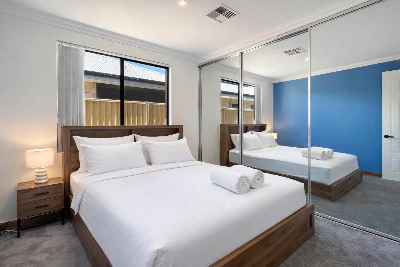 Spacious 4 bed home with open plan living - image 8