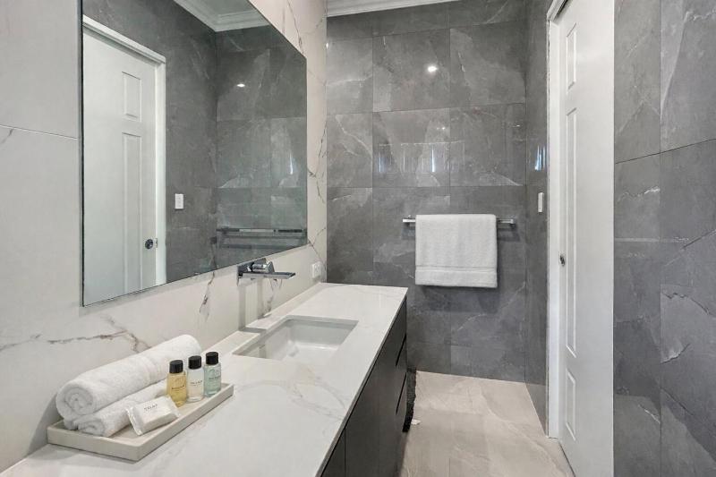 Spacious 4 bed home with open plan living - image 14