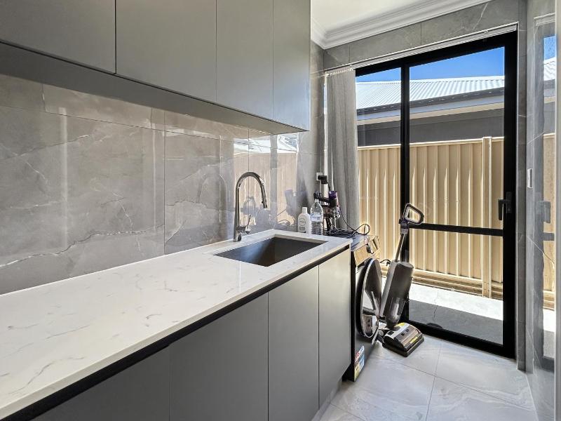 Spacious 4 bed home with open plan living - image 7