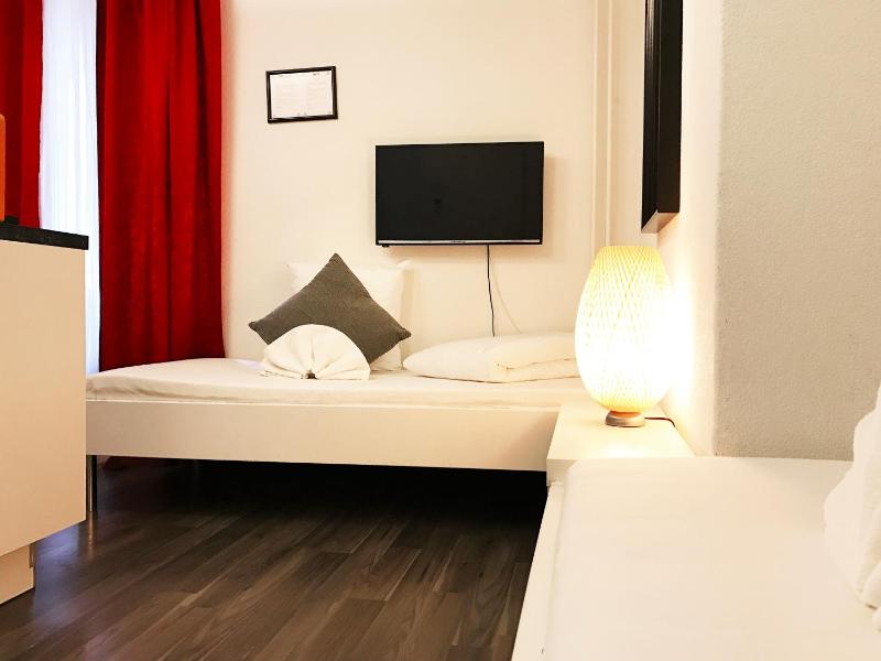 Twin Room image 1