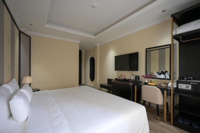 San Hotel & Pool - image 6