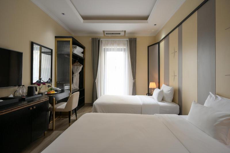 San Hotel & Pool - image 14