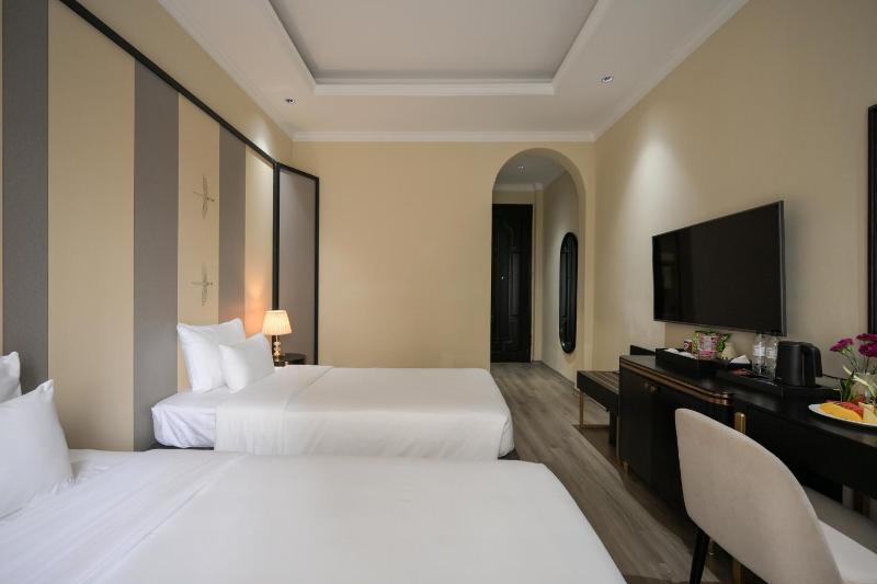 San Hotel & Pool - image 8