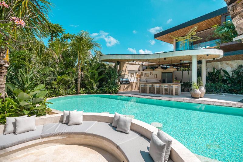 Casa Alyce - Masterpiece 5BR Tropical Dream Villa in Umalas - image 41