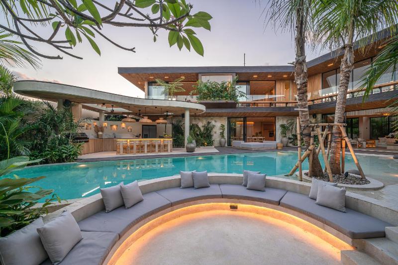 Casa Alyce - Masterpiece 5BR Tropical Dream Villa in Umalas - image 36