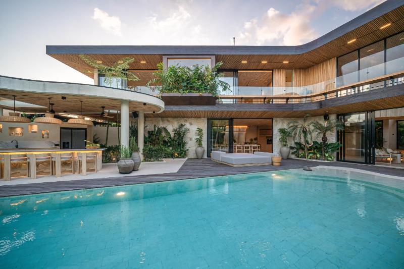 Casa Alyce - Masterpiece 5BR Tropical Dream Villa in Umalas - image 44