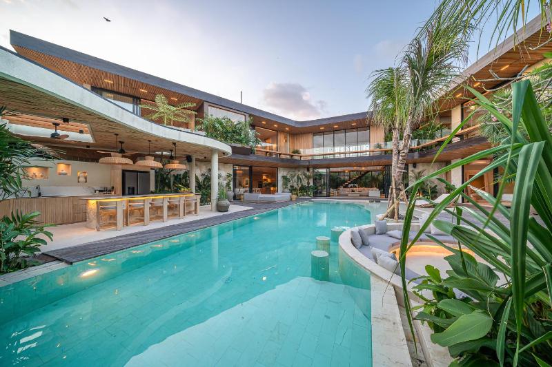 Casa Alyce - Masterpiece 5BR Tropical Dream Villa in Umalas - image 46