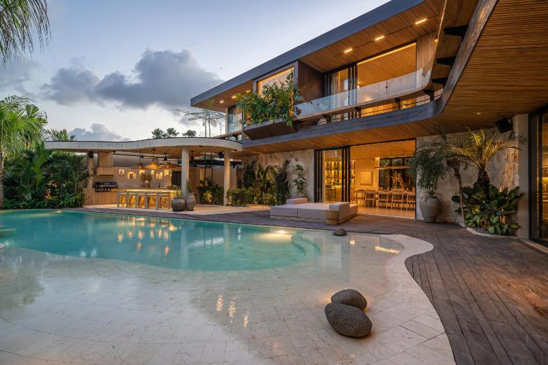 Casa Alyce - Masterpiece 5BR Tropical Dream Villa in Umalas - image 42