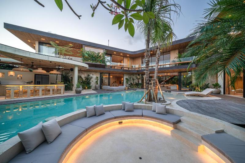 Casa Alyce - Masterpiece 5BR Tropical Dream Villa in Umalas - image 31