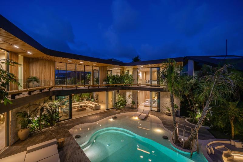 Casa Alyce - Masterpiece 5BR Tropical Dream Villa in Umalas - image 6