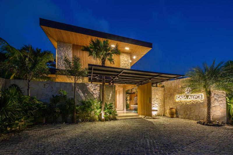 Casa Alyce - Masterpiece 5BR Tropical Dream Villa in Umalas - image 4
