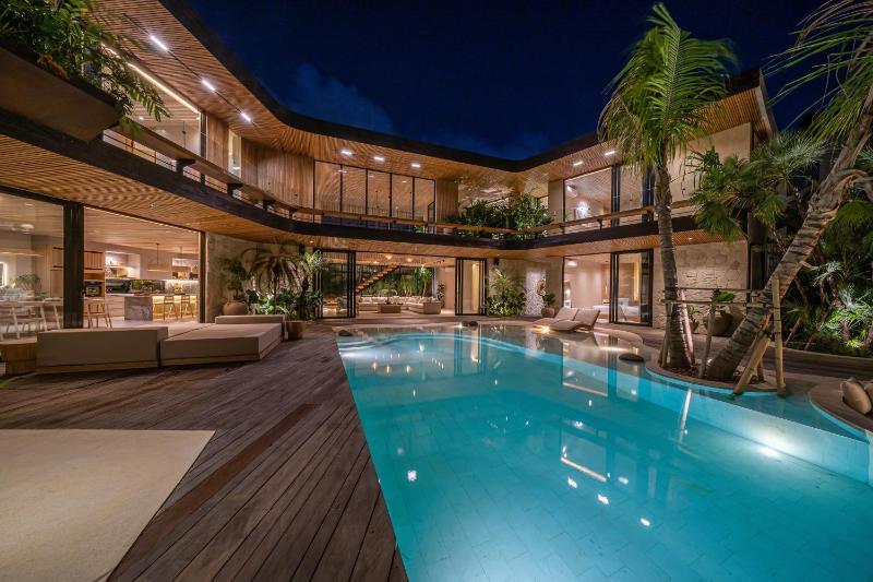 Casa Alyce - Masterpiece 5BR Tropical Dream Villa in Umalas - image 10