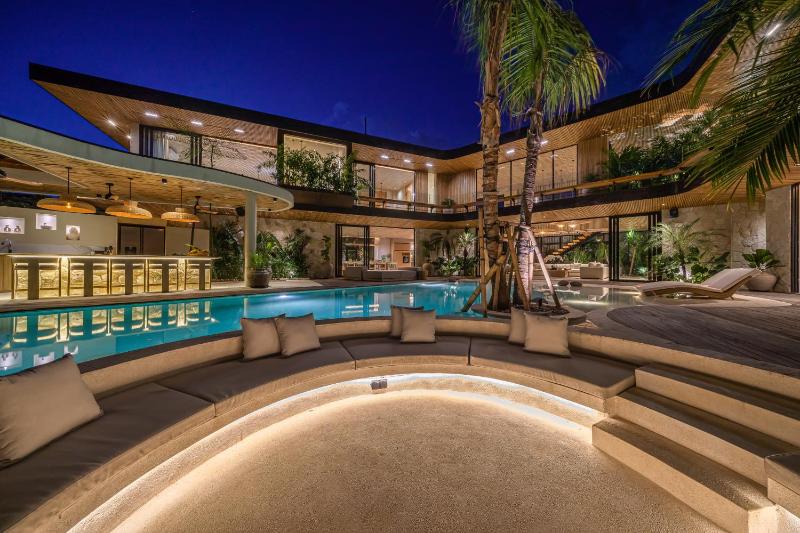 Casa Alyce - Masterpiece 5BR Tropical Dream Villa in Umalas - image 34