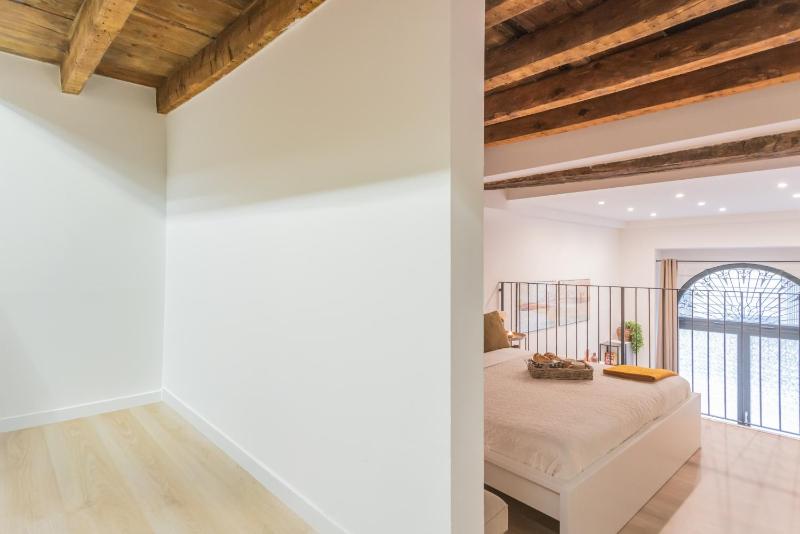 Como Loft Charme by Rent All Como - image 12
