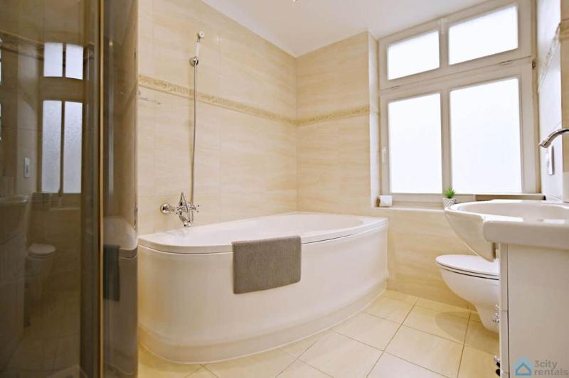 Cosy Apartment close to the Beach in Sopot by Noclegi Renters - image 2