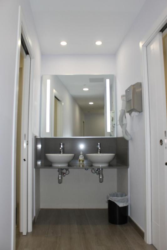 Bed in 8-Bed Mixed Dormitory Room image 2