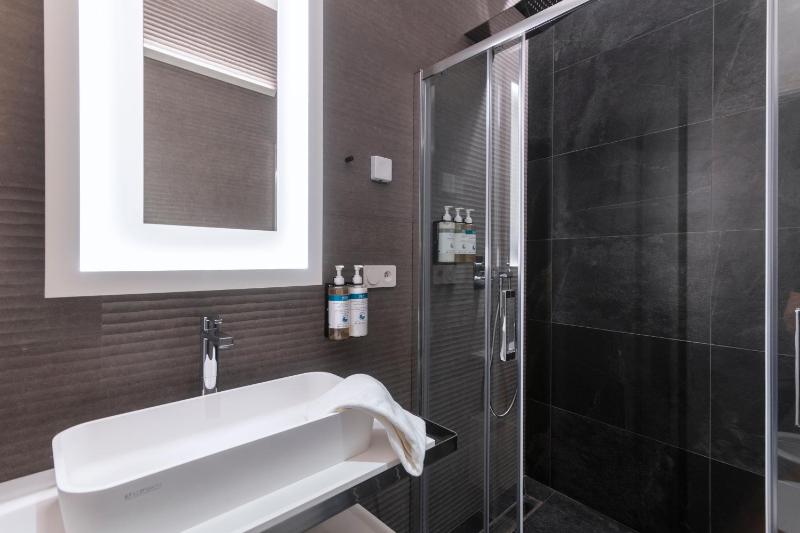 Numa Prague Poise - image 11