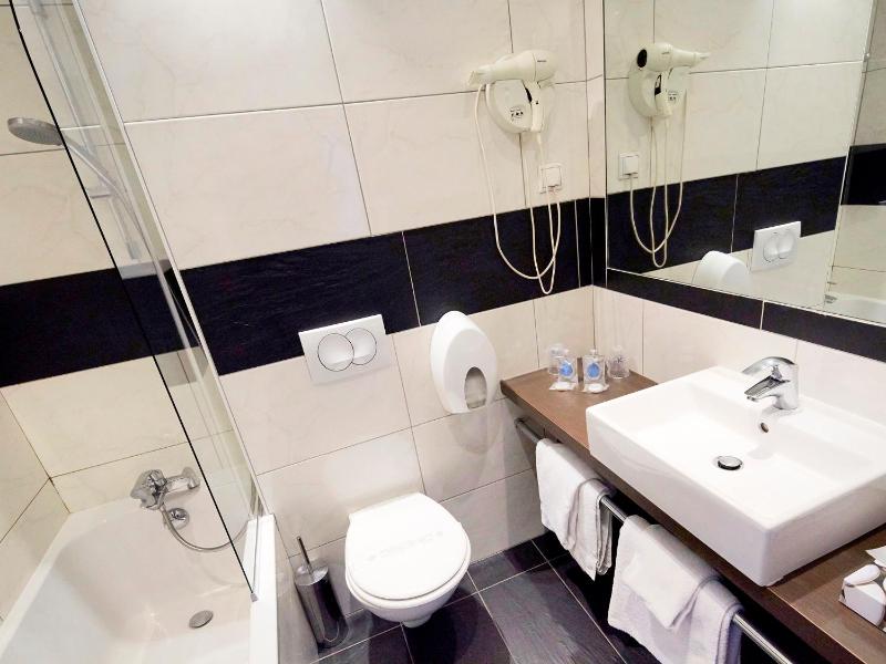 Twin Room image 3