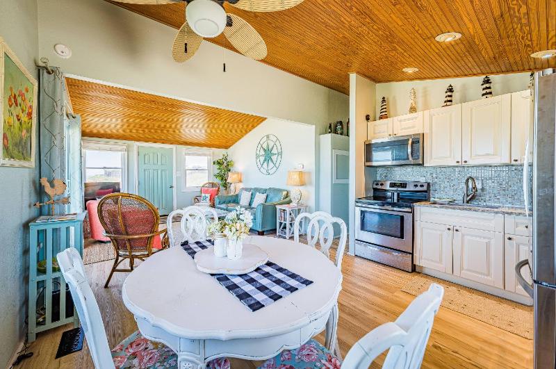 Primrose Cottage - S Nags Head MP 19 Oceanfront Steps to the Water Well Equipped Pets OK - image 20