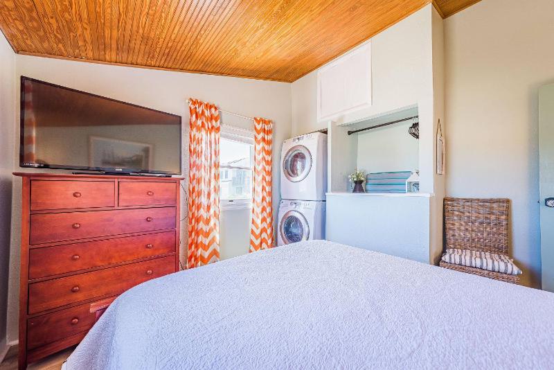 Primrose Cottage - S Nags Head MP 19 Oceanfront Steps to the Water Well Equipped Pets OK - image 24
