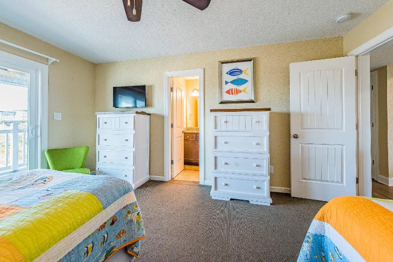 Beach Hive - Corolla Whalehead 75 Yds to Beach Ocean View Pool Cabana Hot Tub Arcade - image 21