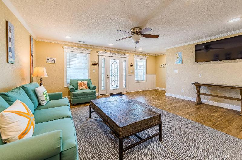 Beach Hive - Corolla Whalehead 75 Yds to Beach Ocean View Pool Cabana Hot Tub Arcade - image 2