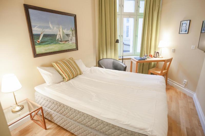 Small Double Room image 2