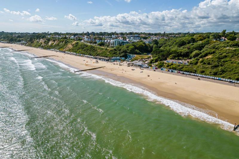 Oasis- Short Drive to Bournemouth Beach - image 13