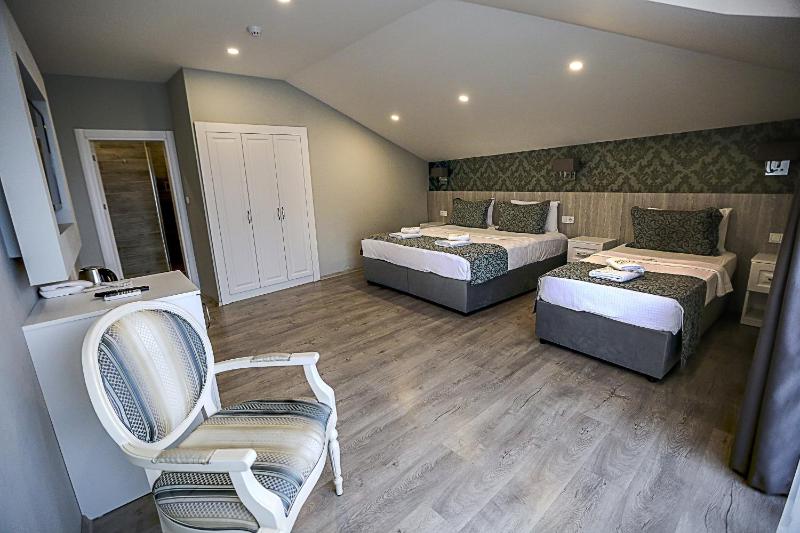 Triple Room with Sea View and Balcony image 2